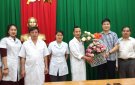 Lãnh đạo Đảng ủy, HĐND, UBND, MTTQ xã gặp mặt động viên cán bộ, nhân viên Trạm y tế xã.